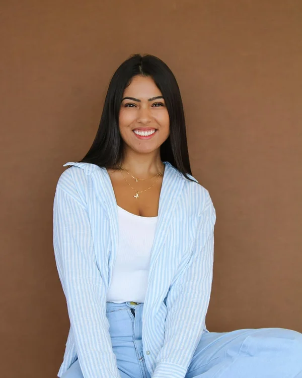 Psicóloga Beatriz Viana sorrindo em ambiente acolhedor e profissional